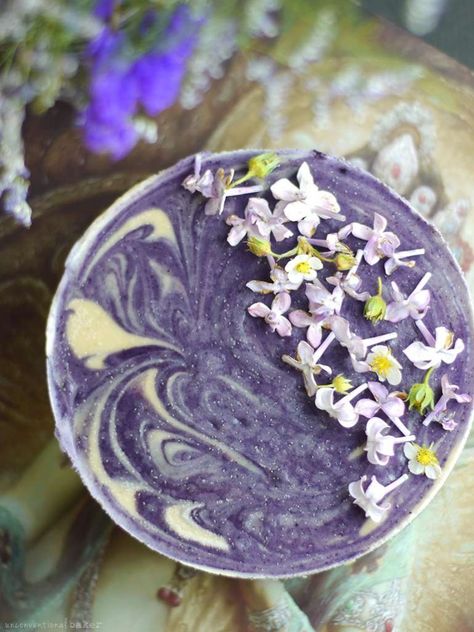 Lilac Dream Cheesecake Recipe Beltane Feast, Eatable Flowers, Herbs Recipes, Flowers Recipes, Edible Weeds, Edible Flowers Cake, Raw Cheesecake, Edible Flowers Recipes, Floral Dessert