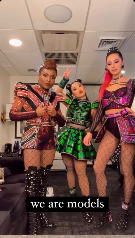 Ann Boleyn Six The Musical, Six The Musical Hairstyles, Six The Musical Halloween Costume, Six Musical Costumes, Anne Boleyn And Katherine Howard, Six The Musical Inspired Outfits, Six The Musical Cosplay, Six The Musical Wallpaper, Six The Musical Costume