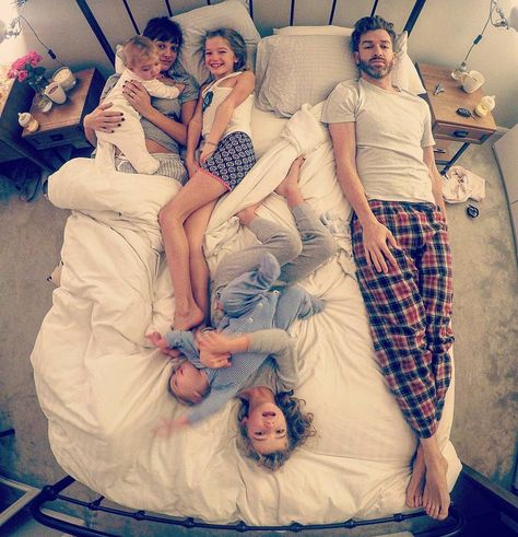 Hilarious Dad of Daughters Keeps Parenting Problems REALLY Real On Instagram Parenting Videos, Aesthetic Shop, Four Kids, Memes Humor, Cute Family, Jolie Photo, Family Goals, Baby Family, Parenting Humor