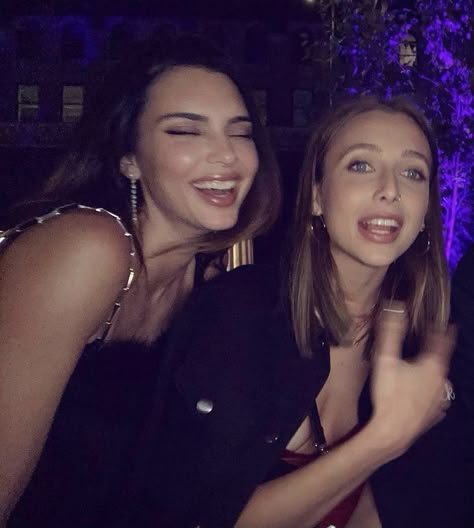 Emma Chamberlain Friends, Emma Chamberlain And Friends, Kendall Jenner Met Gala, Emma Chamberlain Outfits, Emma Chamberlain, Kardashian Jenner, Fav Celebs, Video Editor, Kendall Jenner