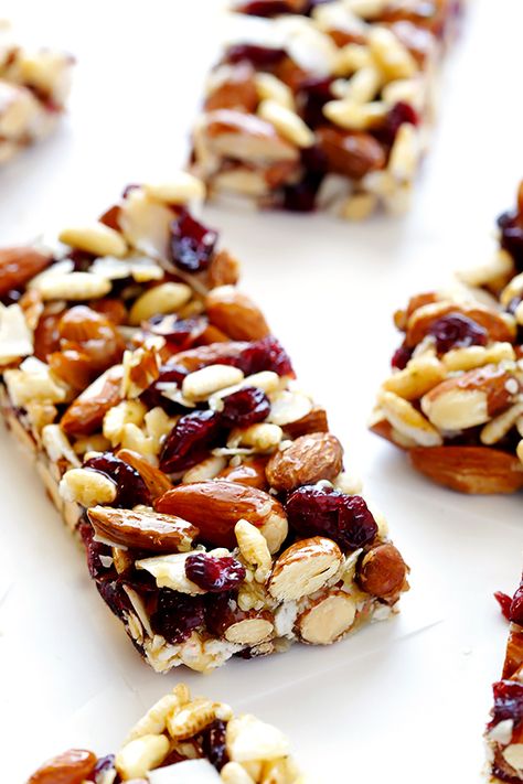 Cranberry Almond Protein Bars -- way cheaper than fruit and nuts bars at the store, and naturally gluten-free! | gimmesomeoven.com Protein Bars Homemade, Cranberry Almond, Healthy Bars, Protein Bar Recipes, Gimme Some Oven, Oreo Dessert, At The Store, Energy Bites, Homemade Granola