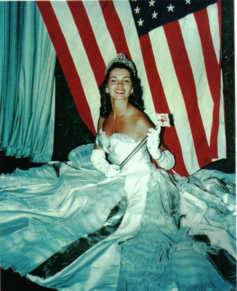 Yolande Betbeze 80s Pageant Queen, Vintage Beauty Pageant, 1960s America, Miss America Aesthetic, Pageant Queen, Royalty Photoshoot, Pageant Queen Aesthetic, Beauty Pageant Aesthetic, Pageant Aesthetic