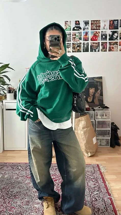 Green Hoodie Outfit, Winter Outfits Streetwear, Pakaian Hipster, Tomboy Outfit, Baggy Outfit Ideas, Street Style Outfits Casual, Outfit Ideas Everyday, Photo Ideas Instagram, Aesthetic Old Money