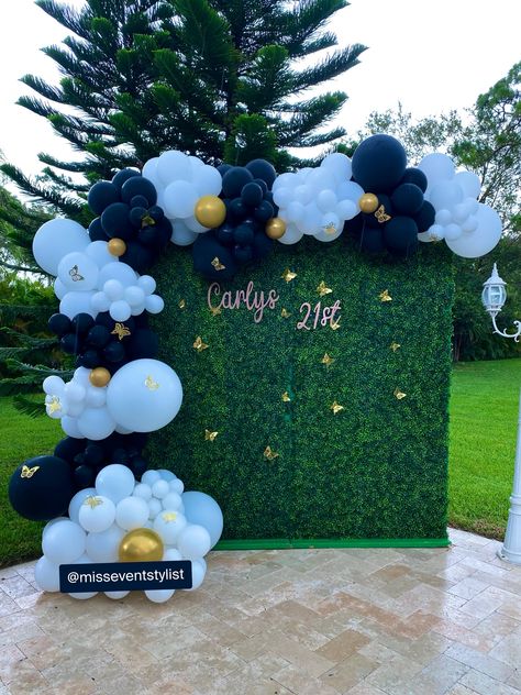 Balloon Arch Grass Wall, Grass Wall Birthday Decor, Grass Wall Backdrop Birthday, Grass Wall Decoration Ideas For Party, Grass Backdrops With Balloons, Grass Wall With Balloons, Grass Wall Backdrop With Balloons, Black And White Balloon Garland, Balloon Garland Backdrop