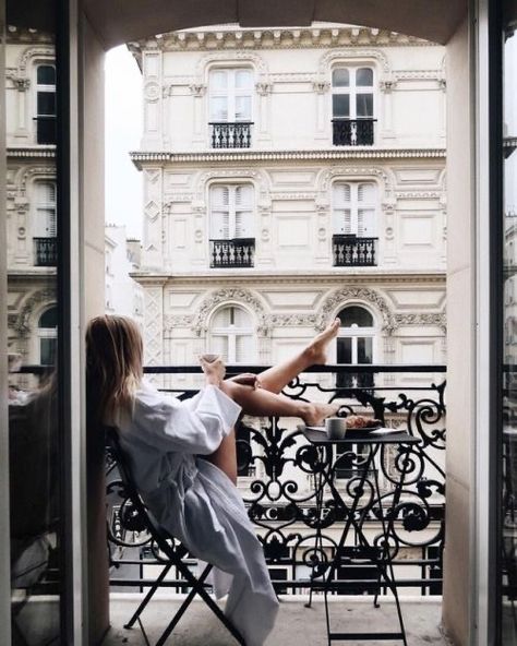 Paris Balcony, Paris Breakfast, Shotting Photo, Paris Photography, French Girls, Classy Aesthetic, Black And White Portraits, Paris Travel, French Girl