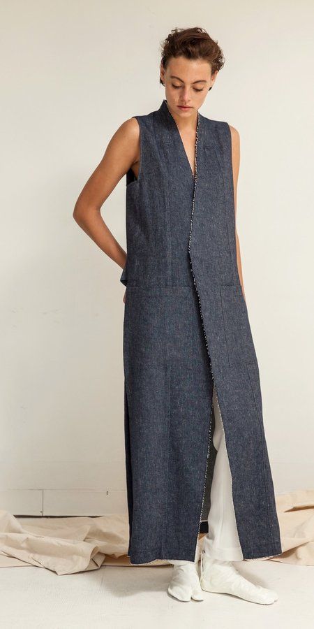 Sleeveless Coat Outfit, Minimal Clothes, Denim Duster, Sleeveless Kimono, Sleeveless Coat, Spring Coat, Frame Of Mind, Style Inspiration Winter, Panel Dress