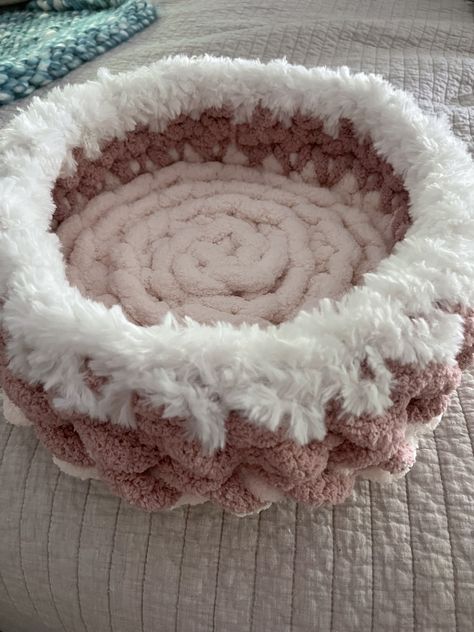 Diy Crochet Cat Bed, Finger Knitting Projects, Crochet Cat Bed, Chunky Yarn Crochet, Bernat Baby Blanket Yarn, Hand Knitting Diy, Big Yarn, Chunky Crochet Blanket, Finger Knitting