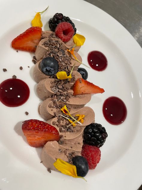 Chocolate mousse
Cocoa nibs 
Raspberries 
Blueberries 
Strawberries 
Raspberry sauce
Edible flowers Chocolate Mousse Presentation, Chocolate Mousse Plating Ideas, Chocolate Mousse Plating, Masterchef Recipes, Plated Dessert, Plating Ideas, 21 Diner, Raspberry Coulis, Cocoa Nibs