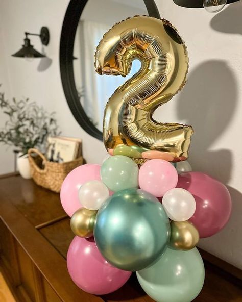 Mini Birthday Balloon Bouquet, Small Birthday Balloon Arrangement, Small Balloon Table Centerpieces, Number Balloon Centerpiece, Foil Balloon Centerpieces, Number Balloon Ideas, Table Top Balloon Decorations, Mini Balloon Centerpiece, Small Balloon Centerpieces Diy