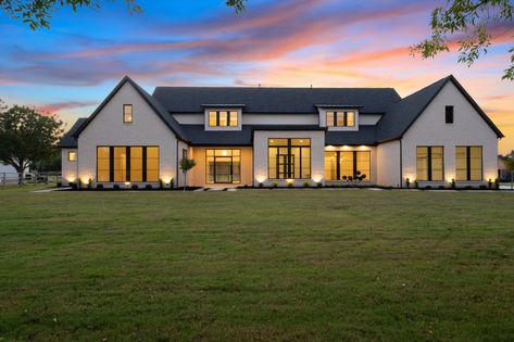 Ultra Modern Farmhouse, White Stone Exterior, Stone Exterior Home, Contemporary Farmhouse Exterior, Beautiful Modern Farmhouse, Modern Ranch House, Transitional Exterior, Lake Houses Exterior, Farmhouse Architecture