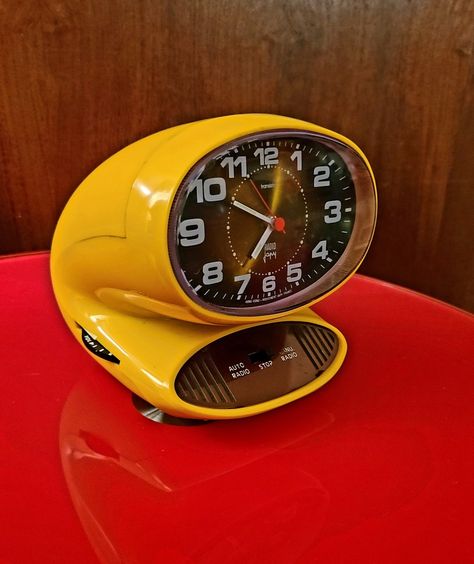 Tim Apicella Space Age Design Museum-1976 Reveil Japy Clock Radio (France) Retro Futurism Room Decor, Atomic Age Design Retro Futurism, Space Age Decor, Retrofuturism Product Design, Space Age Interior, Retro Clocks, Space Objects, Vintage Gadgets, Retro Futurism Lamp