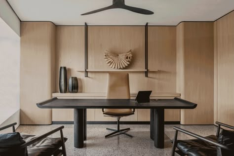 Office design: the latest trends in workspace architecture Grey Terrazzo Floor, Office Startup, Glamorous Office, Manager Room, Contemporary Office Interiors, Working Room, Wallpaper Office, Ceo Office, Aesthetic Office