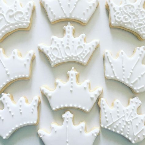 Crown Cookies Royal Icing, Crown Royal Icing Cookies, Crown Biscuits, Tiara Cookies Decorated, Crown Cookie, Crown Cookies Decorated, Crown Sugar Cookies, Princess Crown Cookies Decorated, Princess Dress Cookies Decorated