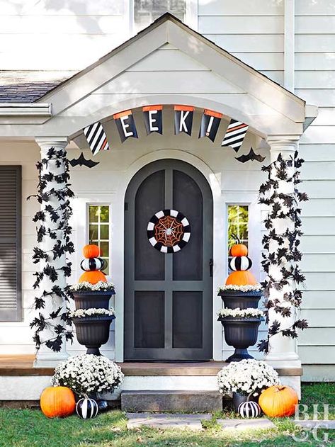 Halloween decor Outdoor Halloween Party Decorations, Porche Halloween, Outdoor Halloween Parties, Halloween Party Table, Halloween Party Decor Diy, Halloween Party Printables, Halloween Front Porch Decor, Diy Halloween Decor, Halloween Porch Decorations