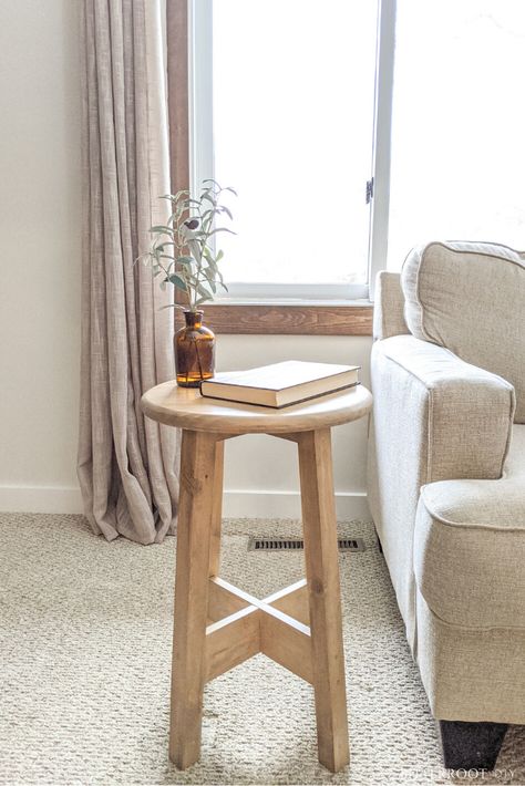 Small Wood Side Table Diy, Small End Tables Diy Simple, Diy Round Accent Table, Kid Friendly Living Room, Living Room Ideas Farmhouse, Pottery Barn Living Room, Table Top Frame, Diy Stool, Diy Side Table