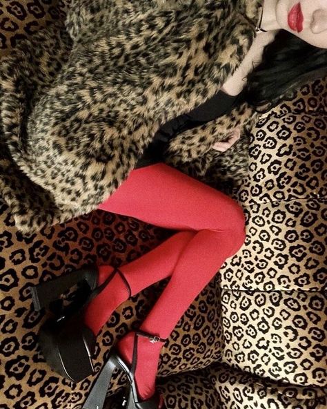 Red Tights, School Looks, Baby Boomer, Mode Inspo, Looks Style, Instagram Foto, Mode Inspiration, Fashion Killa, Fitness Inspo