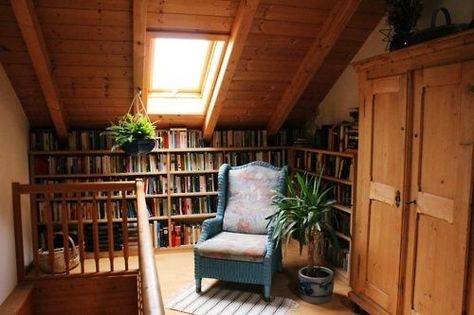 Warning: You may have the sudden urge to declutter your attic and convert it into a book nook. Home Library Design Ideas, Attic Library, Cozy Home Library, Home Library Rooms, Small Attic, Home Library Design, Attic Renovation, Attic Spaces, Attic Remodel