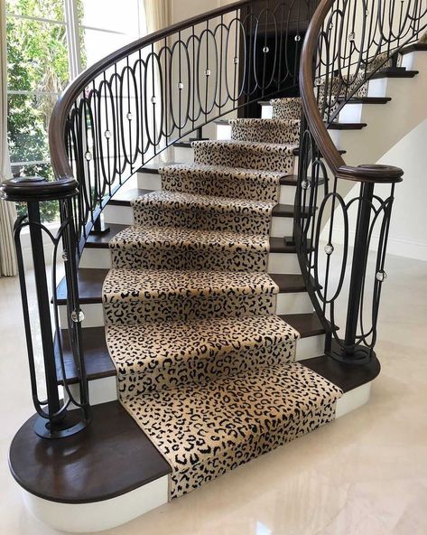 Stair Carpet Runner Ideas, Black Painted Staircase, Modern Rustic Interior Design, Stairs Upgrade, Staircase Carpet, Staircase Carpet Runner, Painted Staircase, Rustic Interior Design, Stair Carpet Runner