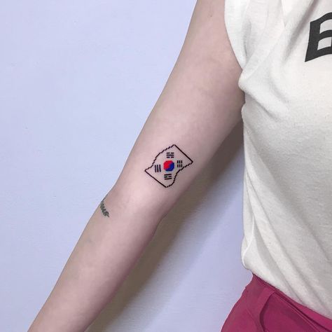 Korean flag inked on the right arm by @88world.co.kr Korean Flag Tattoo, Tattoo Korean, Korean Image, Korea Tattoo, Hand Tattoo Ideas, Tattoos Hand, Korean Flag, Belly Tattoos, Ribcage Tattoo