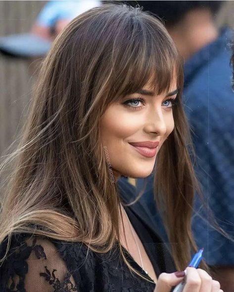 Dakota Johnson Highlights, Dakota Johnson Hair Color, Long Bob With Curtain Bangs, Dakota Johnson Bangs, Dakota Johnson Hair, Goldie Locks, Anastasia Grey, Rectangular Face, Melanie Griffith