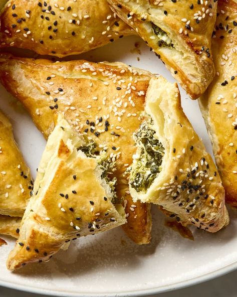 Bourekas Recipe, Stuffed Pastry, Hearty Breakfast Recipes, Portable Breakfast, Spinach Puff, Cheese Puff Pastry, Vegetable Snacks, Cheese Pastry, Brunch Spread