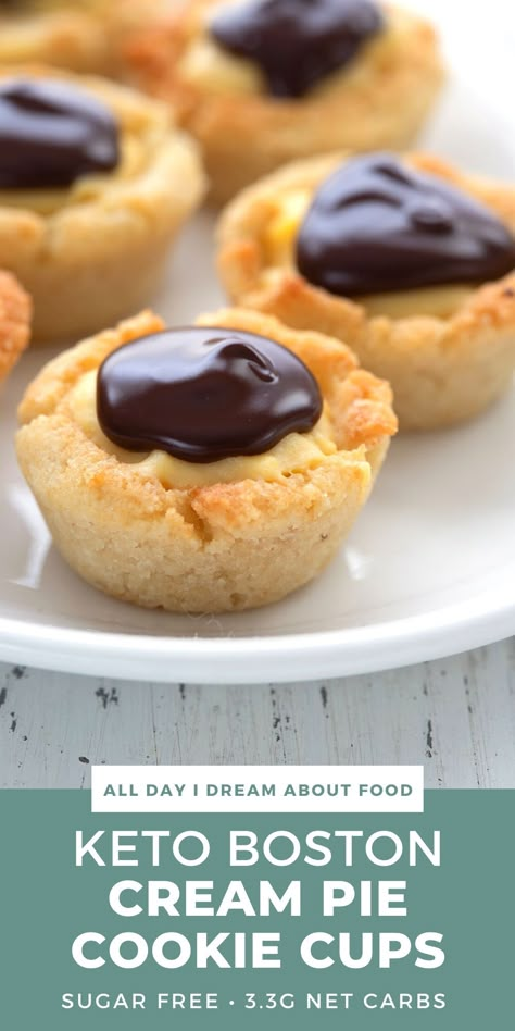 Mini tarts made with a keto sugar cookie base, vanilla pastry cream, and sugar free chocolate ganache. Totally delish! Boston Cream Pie Bites, Keto Boston Cream, Sugar Free Pastries, Pie Cups, Keto Pudding, Sugar Free Baking, Postre Keto, Pie Bites, Boston Cream Pie