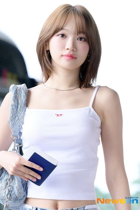 CHAEWON CENTRAL (@CHAEWONCENTRAL) / X Kpop Short Hair, Lee Sserafim, Kim Chaewon, Hair Inspiration Short, Full Hair, Uzzlang Girl, Short Hair Haircuts, Short Hair With Bangs, New Haircuts