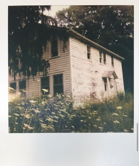 Old Film Photos, Creepy Polaroids, Old Polaroid Pictures, Polaroid 600 Pictures, Vintage Polaroid Aesthetic, Obscure Photography, Dark Polaroid, Halloween Polaroid, 90s Polaroid