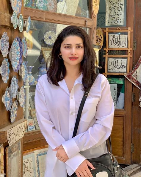 Prachi Desai Hot, Manoj Bajpayee, Kurti With Jeans, Date Story, Prachi Desai, Samantha Pics, Afghan Clothes, Hair Ponytail Styles, Ponytail Styles