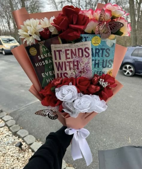 Book Bouquet Gift, Best Fantasy Books, Book Bouquet, 17th Birthday Ideas, Abstract Painting Diy, Luxury Flower Bouquets, Tiring Day, Diy Gifts For Friends, Sweet Escape