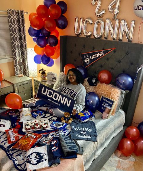 Uconn Bed Party, College Acceptance Bed, College Announcements, College Bed, Bed Party, Senior Szn, Dream Collage, Girl Graduation, College Bedding