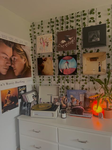 Musical Bedroom Aesthetic, Bedroom Aesthetic Music, Bedroom Ideas Harry Styles, Vinyl Wall Bedroom, Harry Styles Inspired Bedroom, Harry Styles Aesthetic Bedroom, Room Inspo Harry Styles, Fangirl Bedroom Ideas, Harry Styles Bedroom Ideas