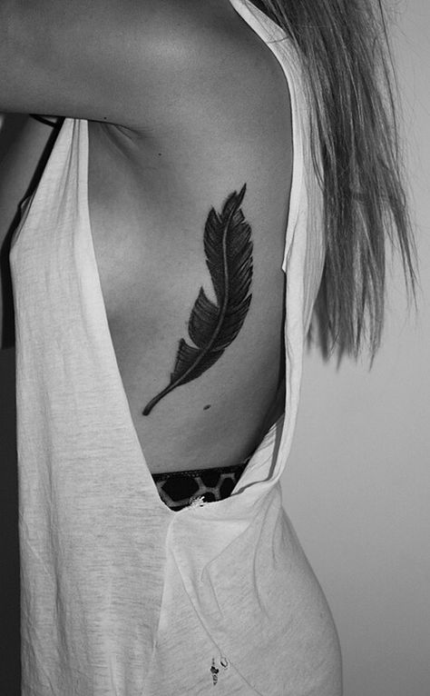 Pluma #arte #tatoo A Feather Tattoo, Tattoo Plume, Tattoo Feather, Cage Tattoos, Simple Tattoos For Women, Ribcage Tattoo, Muster Tattoos, Cat Tattoos, Tattoo Girls