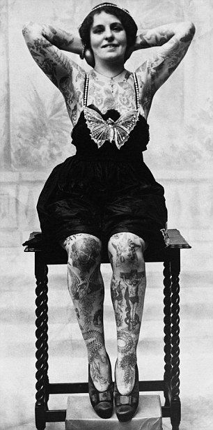 The Tattooed Women of the 20s, 30s and 40s Badass Pictures, Tattooed People, Tattooed Lady, Vintage Tattoos, History Tattoos, The Girl With The Dragon Tattoo, Tattoo People, Old Tattoos, Traditional Tattoo Flash