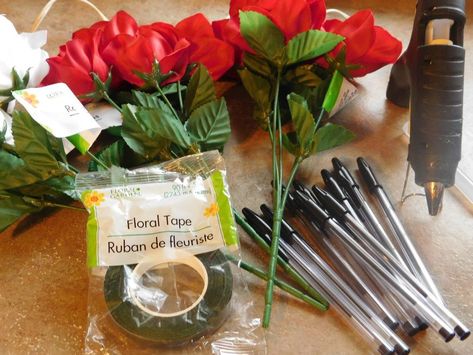 I don't need a bouquet of roses that cost a fortune and will be gone in two weeks!  I need a little reminder that I'm loved and thought of everyday (not just Va… Diy Flower Pens, Photo Wall Display, Spring Wall Decor, Stepping Stones Diy, Pen Craft, Old Baskets, Flower Pens, Pen Diy, Pen Set Gift