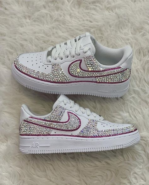 Rhinestone Clothes, Bling Sneakers, Sneaker Ball, Bedazzled Shoes, Rhinestone Outfit, Custom Sneakers Diy, Diy Sneakers, Diva Style, Pretty Shoes Sneakers