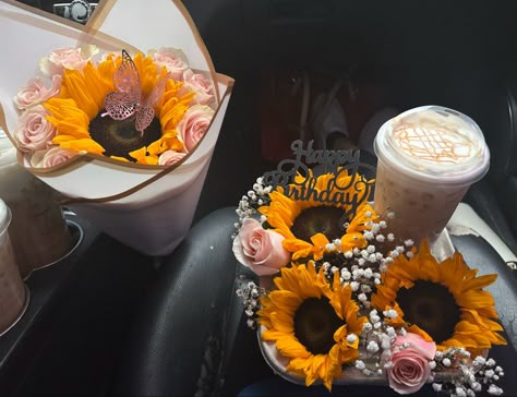 Starbucks With Flowers, Starbucks Flower Bouquet, Starbucks Bouquet, Starbucks Flower Arrangement, Coffee Bouquets, Coffee Bouquet, Ramo Ideas, Creative Bouquet, Fall Gift Baskets