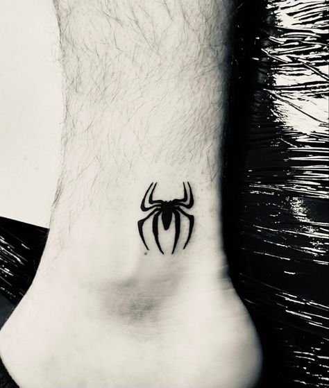 Minimalist Spider-Man ankle tattoo completed by Zach Fitzgerald Art Spider Man Tattoo Design, Men Ankle Tattoo, Minimalist Spiderman Tattoo, Back Tattoo Flower, Spider Man Tattoo, Tattoo Friendship, Tattoo Ideas Back, Tattoo Western, Star Wars Tattoo Sleeve