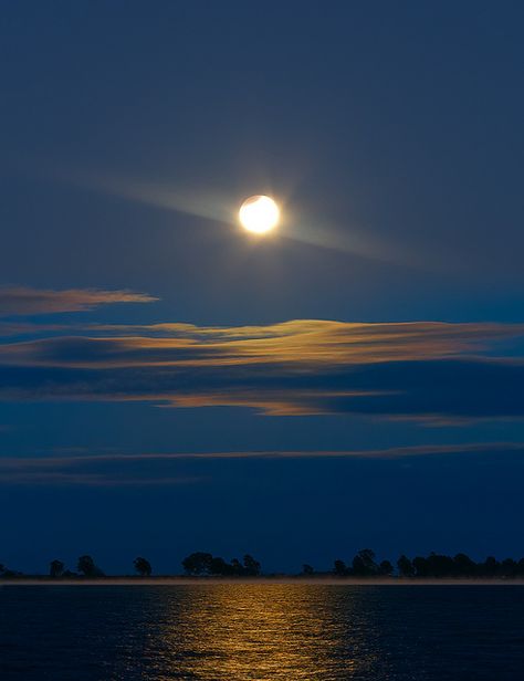 The partial lunar eclipse of June 4th 2012 as seen from the shoreline of the Chascomus Lagoon in Argentina. Moon Pictures, Midnight Sky, Moon Photography, Beautiful Moon, Moon Glow, Gorgeous Art, Night Aesthetic, Beautiful Sky, Amazing Nature