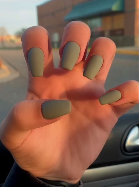 Sage Green Matte Nails Design, Matte Colored Nails, Olive Green Matte Nails Design, Cute Matte Acrylic Nails, Neutral Green Nails, Matte Square Nails, Mat Nails Ideas, Matte Nails Coffin, Matte Green Nails