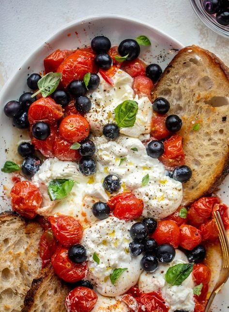 This pickled blueberry burrata is a fun twist on a red, white and blue dish for the summertime! This red white and blue burrata is a hit, with the tangy blueberries, saucy tomatoes and creamy burrata cheese. If you want a festive red, white and blue snack for the summertime, I’ve got you. July 4th Appetizers, Pickled Peaches, Burrata Recipe, Blue Snacks, Burrata Cheese, Blue Dishes, Blue Food, Creamy Cheese, Retro Recipes