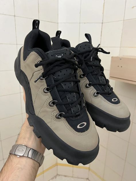 Oakley Shoes, Tabi Shoes, Shoes Outfit Fashion, Shoe Wishlist, Hiking Fashion, Dad Shoes, Aesthetic Shoes, Swag Shoes, Sneakers Men Fashion