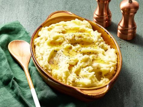 Why You Shouldn't Add Yeast to Mashed Potatoes Basic Mashed Potatoes, Cooking Charts, Recipes Potatoes, Potatoes Mashed, Buttery Potatoes, Creamy Potatoes, Buttery Mashed Potatoes, Best Mashed Potatoes, 5 Ingredient Dinners