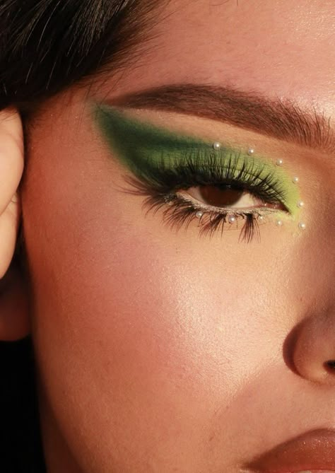 Dark Green And Black Makeup, Alien Makeup Looks Pretty, Enchanted Forest Makeup Ideas Prom, Untouchable Makeup, Moss Makeup, Guard Makeup, 2024 Makeup, Prom 2k23, Halloween Eyeshadow