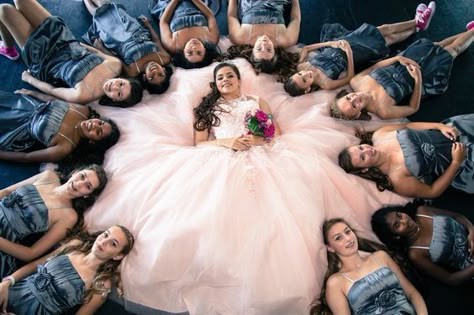 Quince Pictures With Damas, Court Of Honor Ideas Quince, Damas And Quinceanera, Court Pictures Quinceanera, Sweet 16 Group Photoshoot, Sweet 15 Picture Ideas, Sweet 16 Court Pictures, Quinceanera Party Photography, Sweet Fifteen Ideas Quinceanera