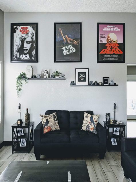 Horror movie fan Horror Fan Room Decor, Horror Apartment Aesthetic, Living Room Decor Grunge, Halloween Decor Small Space, Horror Living Room Decor, Horror Movie Themed Bathroom, Small Goth Apartment Ideas, Living Room Designs Gothic, Wall Decor Alternative