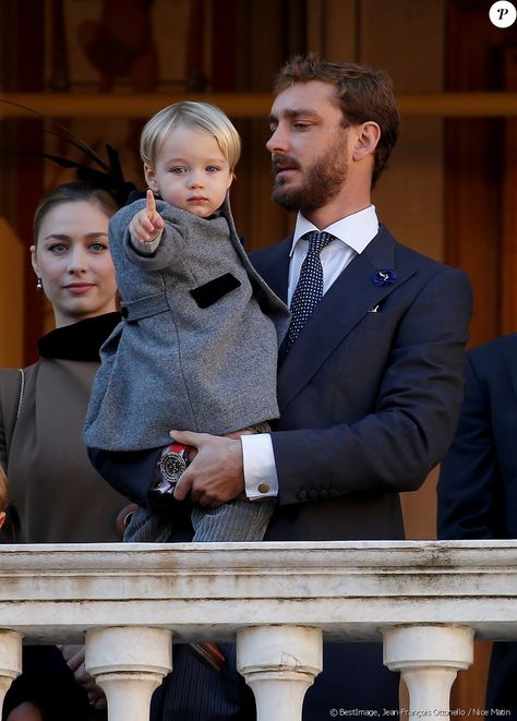 Beatrice Borromeo, son mari Pierre Casiraghi et leur fils Stefano dans la cour du palais princier à Monaco lors de la Fête nationale monégasque le 19 novembre 2018. © Jean-François Ottonello / Nice Matin / Bestimage Caroline Von Monaco, Beatrice Casiraghi, Camille Gottlieb, Pauline Ducruet, Greek Royal Family, Royal Photography, The Kelly Family, Andrea Casiraghi, Beatrice Borromeo