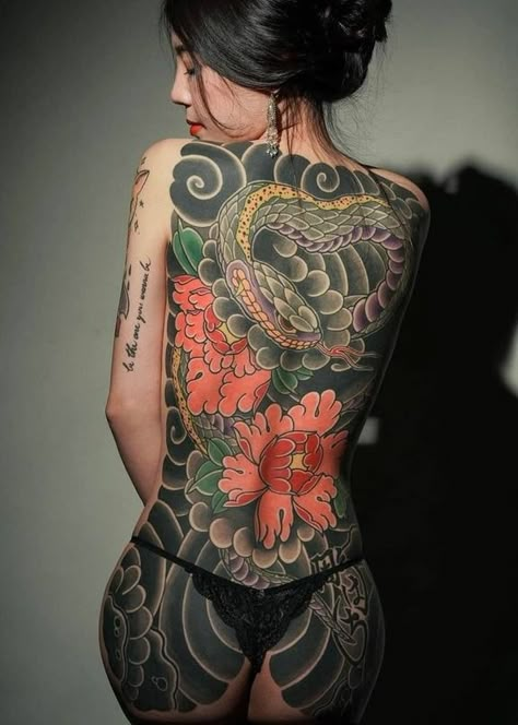 Japanese Tattoo Women, Japanese Back Tattoo, Yakuza Tattoo, Back Piece Tattoo, Girls With Tattoos, Tattoed Women, Irezumi Tattoos, Traditional Japanese Tattoos, Asian Tattoos