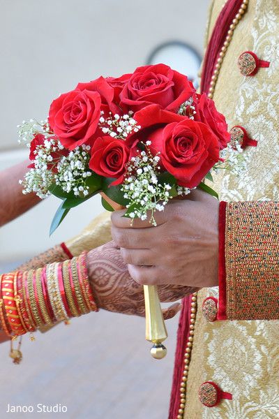 Indian Bridal Bouquet, Indian Flower Bouquet, Bridal Bouquet Indian, Indian Wedding Receptions, Bridal Entry, Daytime Wedding, Pastel Bouquet, Bouquet Photo, Garland Ideas