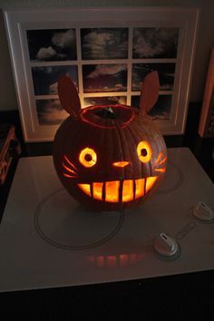 Totoro character pumpkin carving Studio Ghibli Pumpkin Carving, Studio Ghibli Pumpkin, Character Pumpkin Carving, Ghibli Pumpkin, Totoro Pumpkin, Anime Pumpkin, Halloween Pumpkins Carvings Designs, Cute Pumpkin Carving, Character Pumpkins